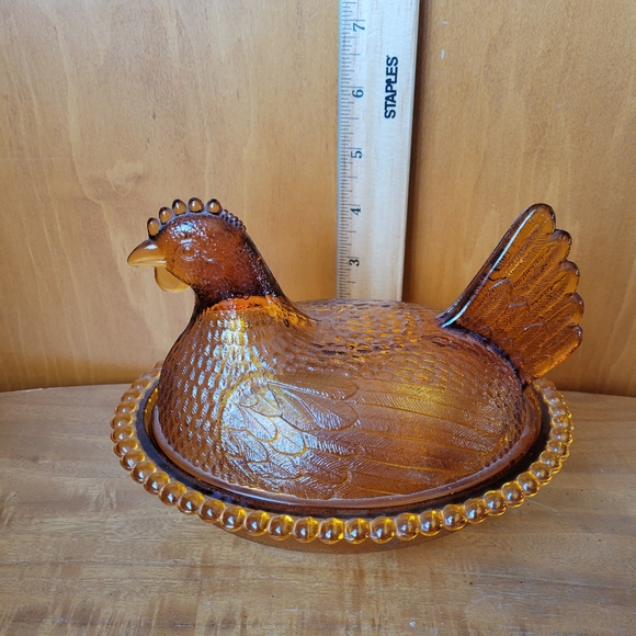 VINTAGE AMBER GLASS COLORED HEN ON A NEST. - Picture 7 of 7